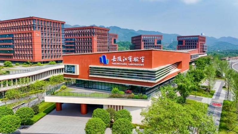 半月谈 | 为“一中心五地”建设注入数智装备创新动能