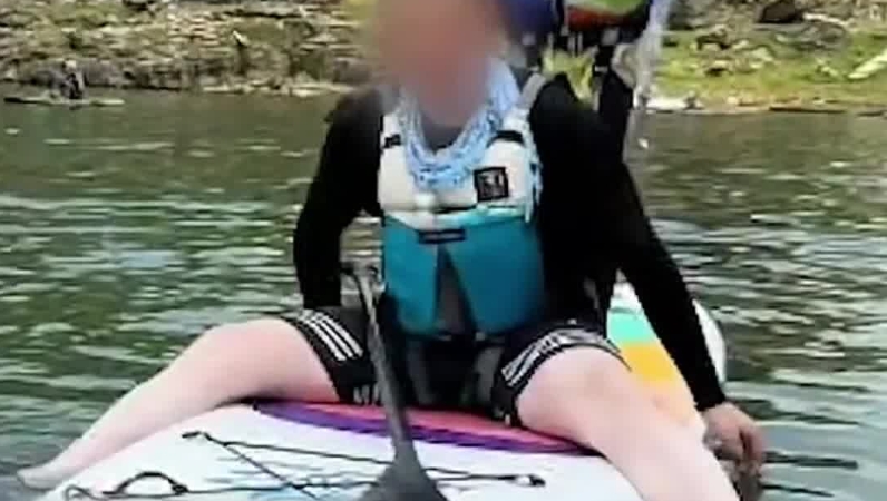男子穿短裤玩桨板被严重晒伤，红肿起水泡，出行靠轮椅