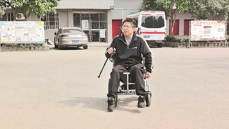 轮椅上的他成了镇上“最忙”的医生