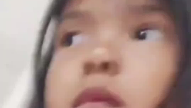 “我会一直陪着你等那个电话。”小女孩跟豆包打视频玩捉迷藏，突然特别想念在外地打工的妈妈……