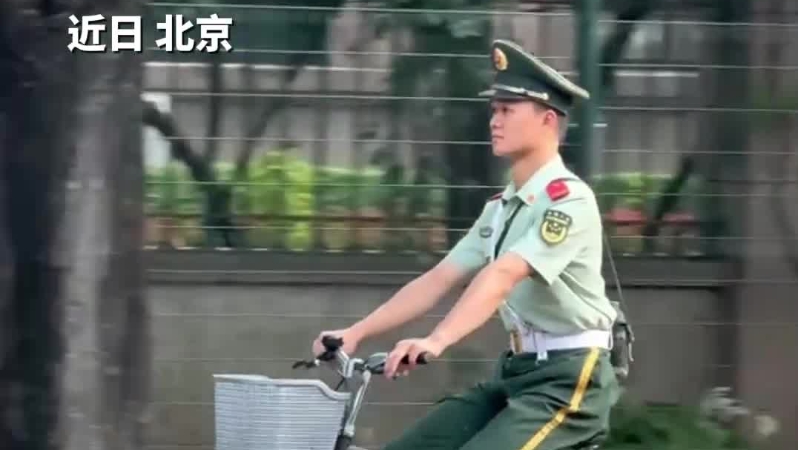 网友偶遇兵哥哥列队骑行，骑车也是整齐划一