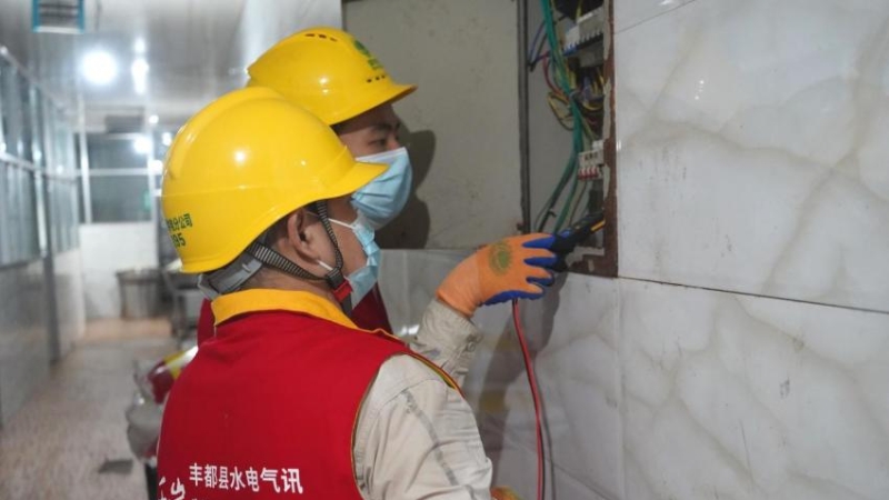 重庆丰都：“水电气讯”一站式服务 筑牢开学季安全防线