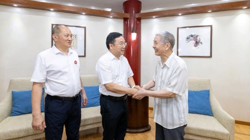 马奇柯调研教育工作并看望慰问教师代表