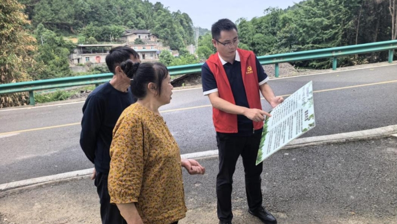 扎根乡村振兴一线 把驻村工作做进群众心里