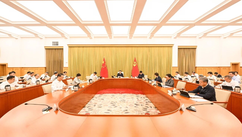 重庆市委常委会举行扩大会议 深入学习贯彻习近平总书记重要讲话精神 研究部署制造业高质量发展和全市公安工作 市委书记袁家军主持并讲话