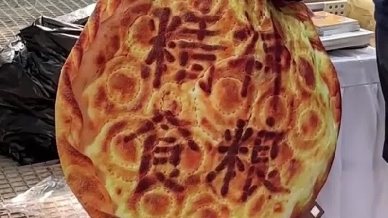 北京地坛书市上，“显眼包”们亮眼登场！