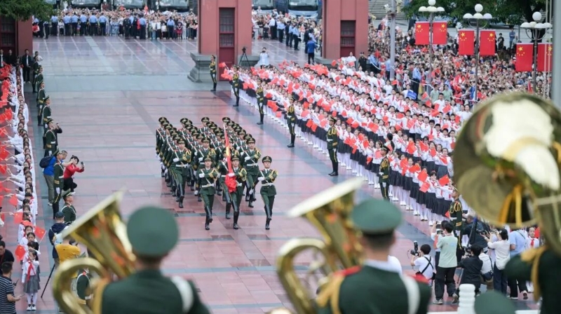 庆祝中华人民共和国成立77周年 重庆人民广场举行2026年国庆节升国旗仪式