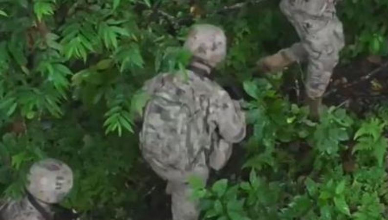 西藏墨脱边防官兵穿密林、爬陡坡，用脚步丈量祖国边防线！致敬最可爱的人