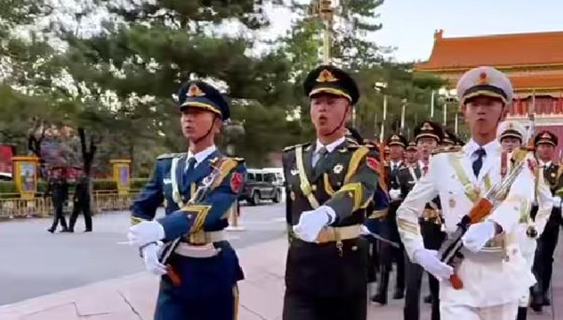 国旗护卫队完成升旗任务后，齐声高唱《歌唱祖国》。步伐铿锵，歌声嘹亮，这一刻太燃了！