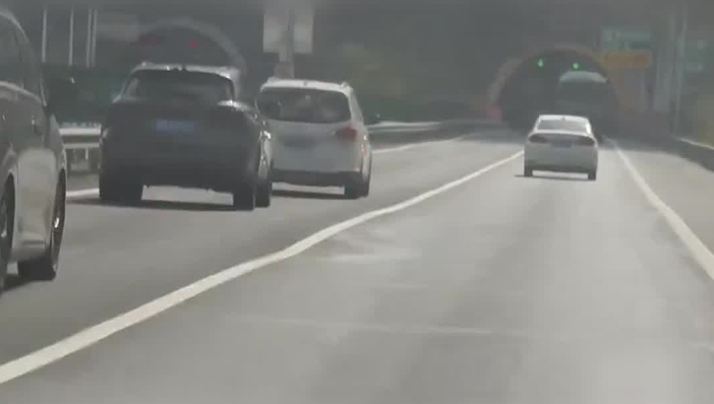 高速交警硬核喊话“龟速车”：“提不起来速度就靠右行驶！”