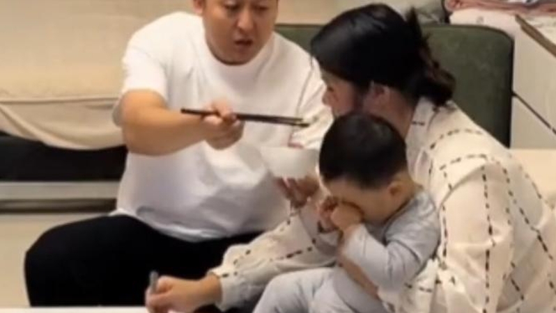 家庭聚餐时宝妈独自在一旁喂孩子吃饭，家人们陆续过来帮忙。网友：你伸手我搭手的烟火气，就是普通人最稳的幸福