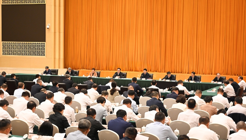 持续做大做强先进制造业加快提升“33618”现代制造业集群体系能级推进会召开 袁家军出席并讲话 陈新武主持