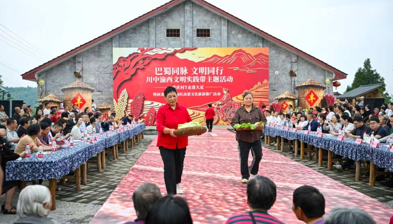 重庆大足红高粱农民模特队在川渝互动T台首秀