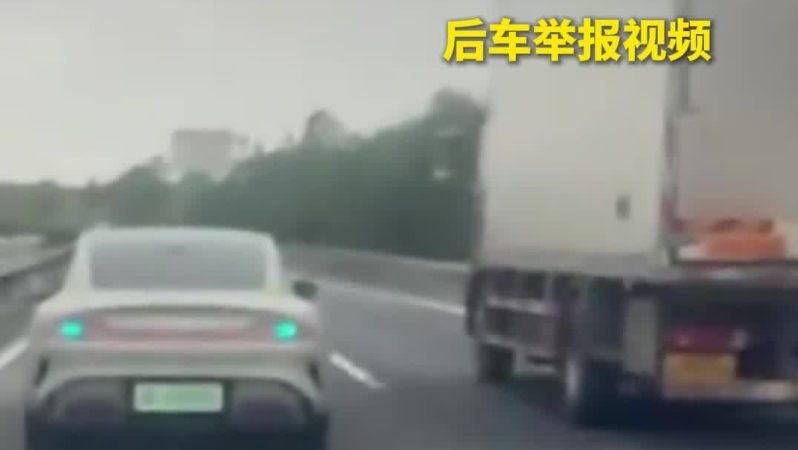 故意与大货车并排压速，小车司机：后车闪我，我脾气上来了