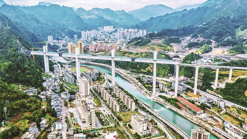 西渝高铁城口任河特大桥顺利合龙