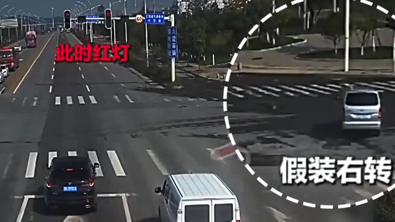 聪明反被聪明误，司机“蛇形走位”闯红灯被抓现行